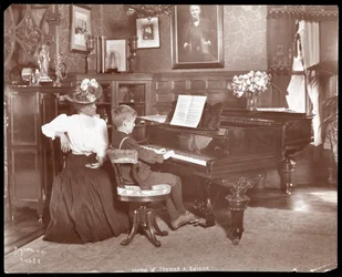 Theodore Edison et son professeur de musique au piano, 1907